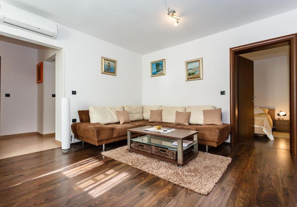 Premium Apartment Near Center And Beach With Parking คิร์ก ภายนอก รูปภาพ