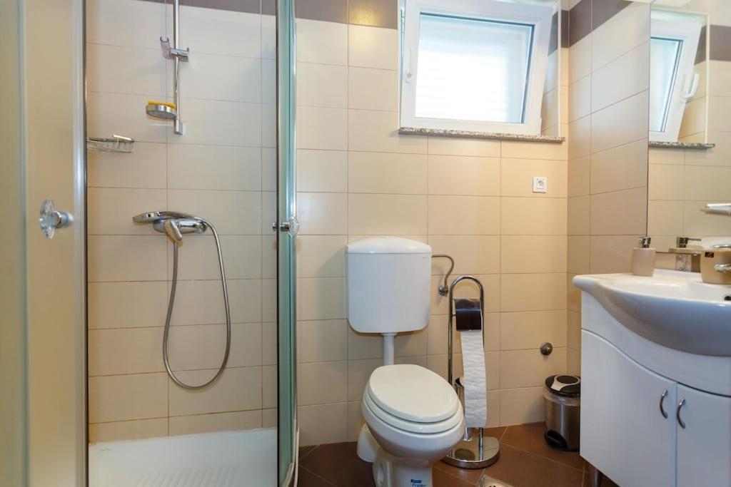 Premium Apartment Near Center And Beach With Parking คิร์ก ภายนอก รูปภาพ